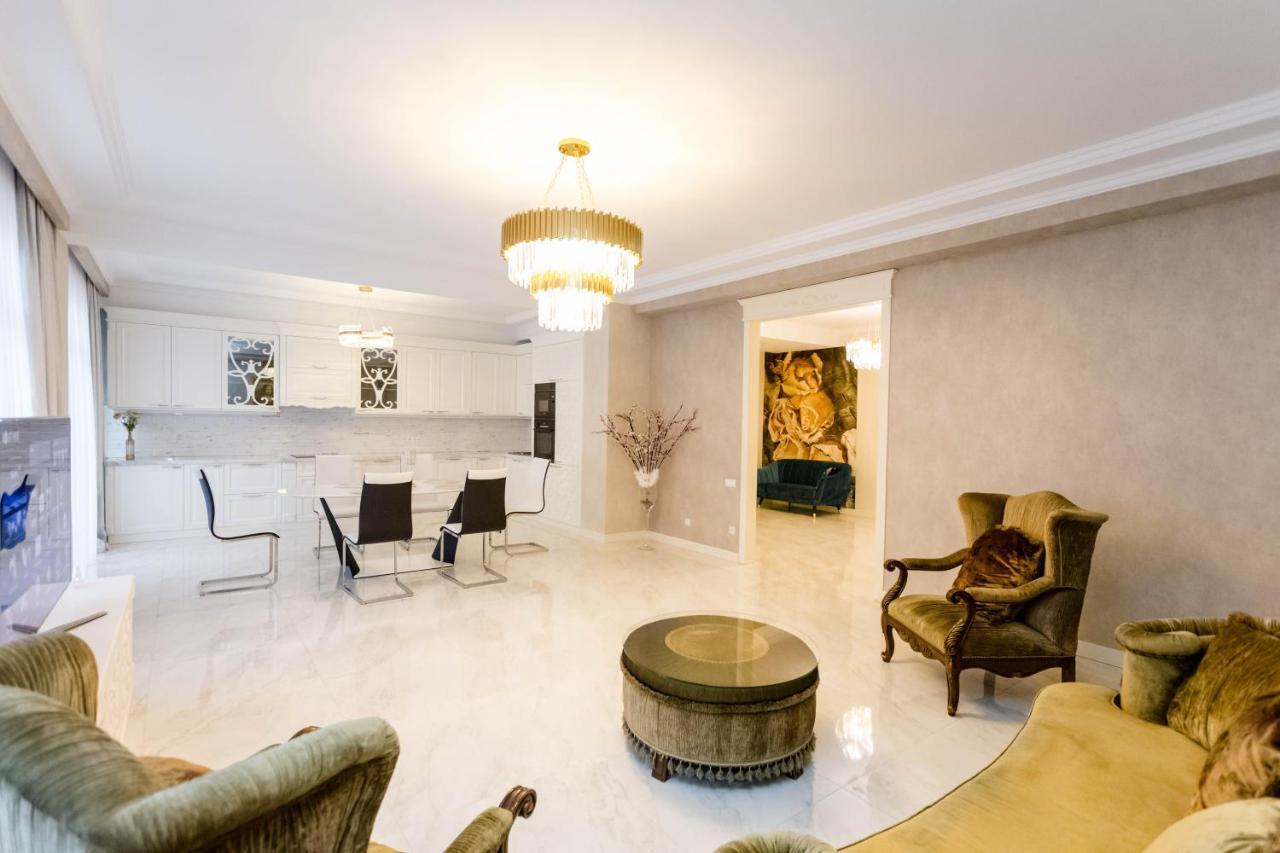 The Grand Apartment Tbilisi Esterno foto